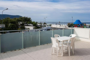 Marcelli, bilocale fronte mare con ampio terrazzo vista mare - M146